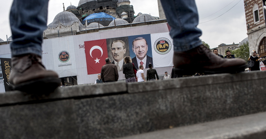 Νέα δημοσκόπηση δίνει κοινοβουλευτική πλειοψηφία στο κόμμα του Ερντογάν