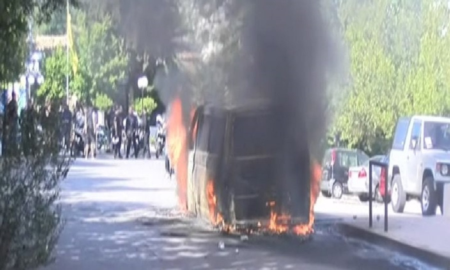 Οπαδοί της ΑΕΚ ξυλοκόπησαν οπαδούς του ΠΑΟΚ και έκαψαν το όχημά τους
