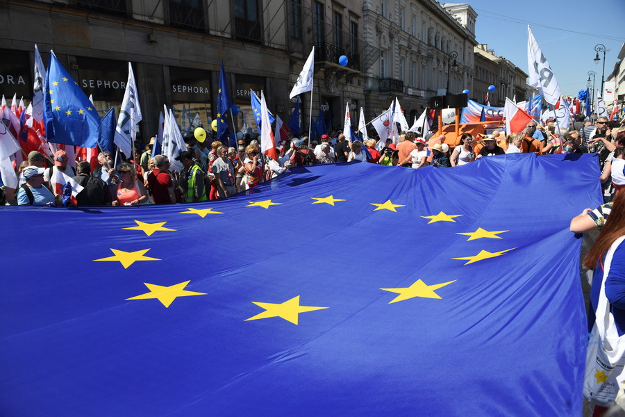 Μεγάλη διαδήλωση υπέρ της ΕΕ στη Βαρσοβία
