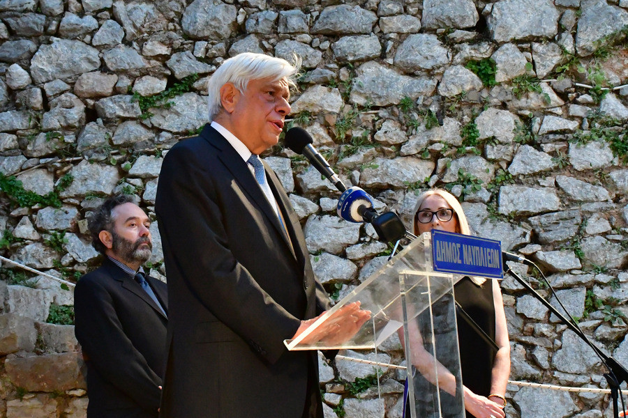 Ο Πρ. Παυλόπουλος κάλεσε την ΠΓΔΜ να αναθεωρήσει το Σύνταγμα και να εξαλείψει τον αλυτρωτισμό
