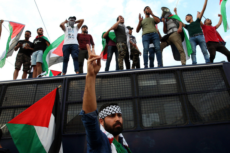 Πορεία αλληλεγγύης στον λαό της Παλαιστίνης – Διαδηλωτές έκαψαν σημαία του Ισραήλ