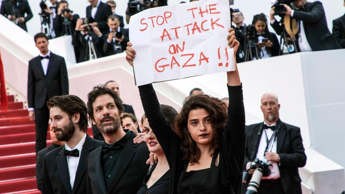 «Σταματήστε την επίθεση στη Γάζα»: Το πλακάτ της Μανάλ Ίσσα στις Κάννες