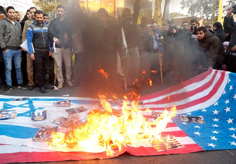 Κλιμακώνουν επικίνδυνα οι ΗΠΑ την ένταση με το Ιράν