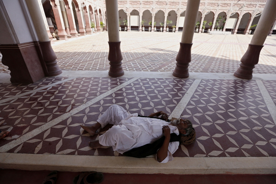 Καύσωνας, διακοπές ηλεκτρικού ρεύματος… και Ραμαζάνι, θερίζουν ζωές στο Πακιστάν – 65 νεκροί