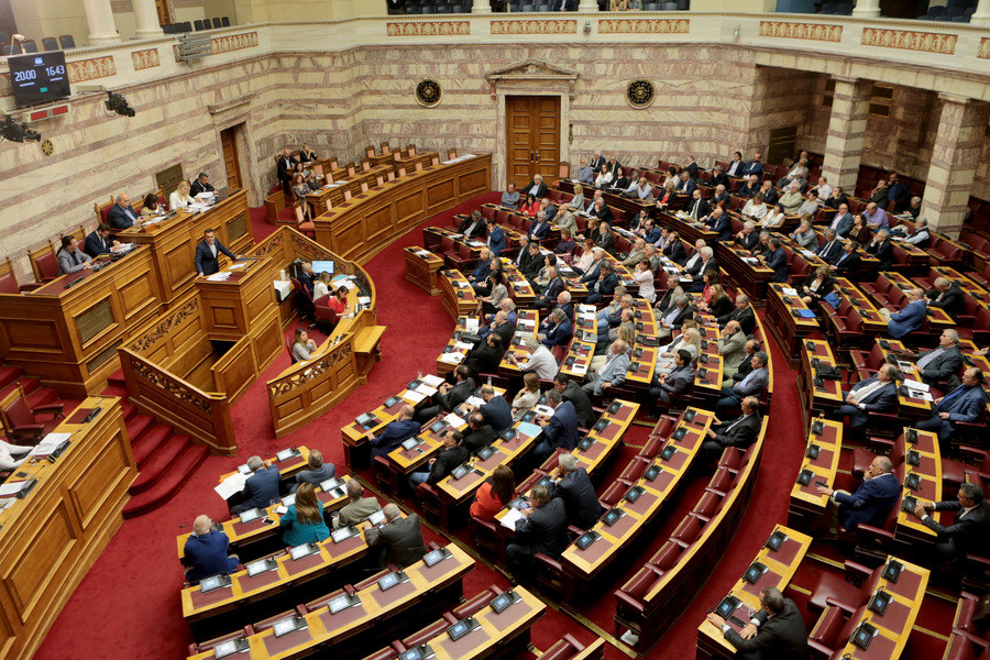 Σύγκρουση πολιτικών αρχηγών στη Βουλή για οικονομία και ασφάλεια