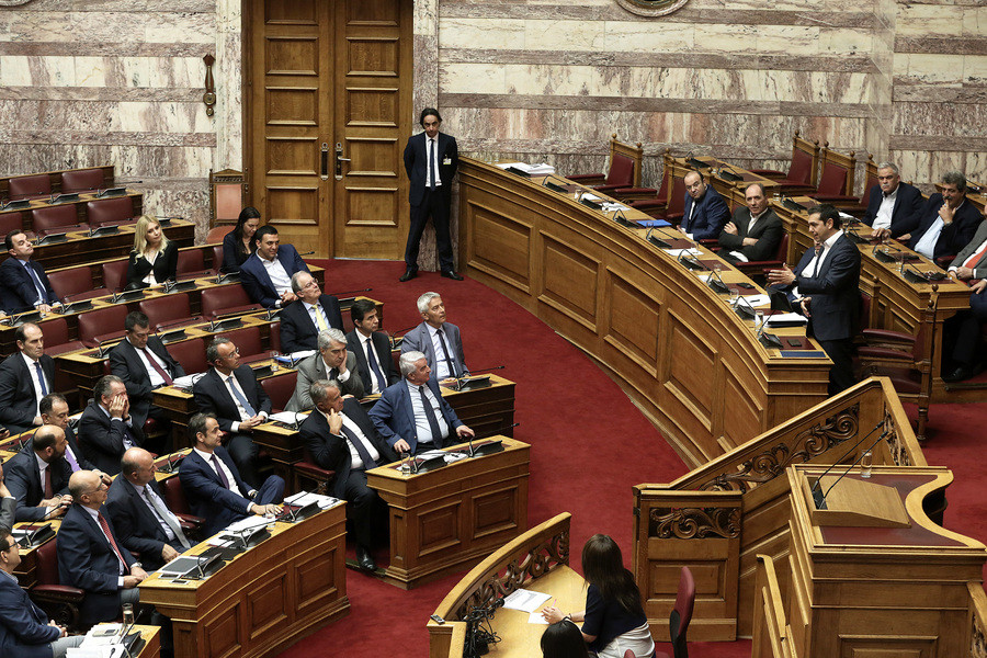 Βουλή: Δύο διλήμματα κι ένα πολιτικό ρίσκο