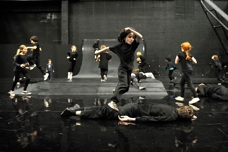 Ο ιδιαίτερος χορευτής Μπορίς Σαρμάτς συνδυάζει την ανθρώπινη με τη μηχανική κίνηση