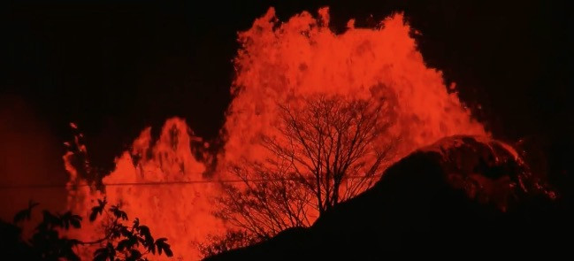 Συντριβάνια λάβας από το ηφαίστειο Κιλαουέα στη Χαβάη [ΒΙΝΤΕΟ]