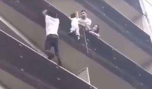 Μετανάστης σκαρφαλώνει σε μπαλκόνια για να σώσει ένα παιδί