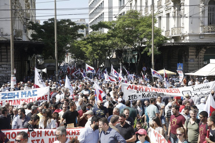 Απεργιακά συλλαλητήρια στο κέντρο της Αθήνας – Ένταση και χημικά στο Σύνταγμα