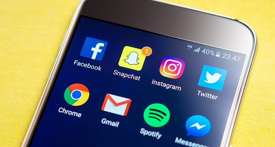 Ποιο Facebook; Οι έφηβοι θέλουν YouTube, Instagram και Snapchat