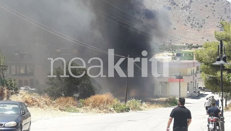 Φωτιά σε κατοικημένη περιοχή στο Ηράκλειο Κρήτης