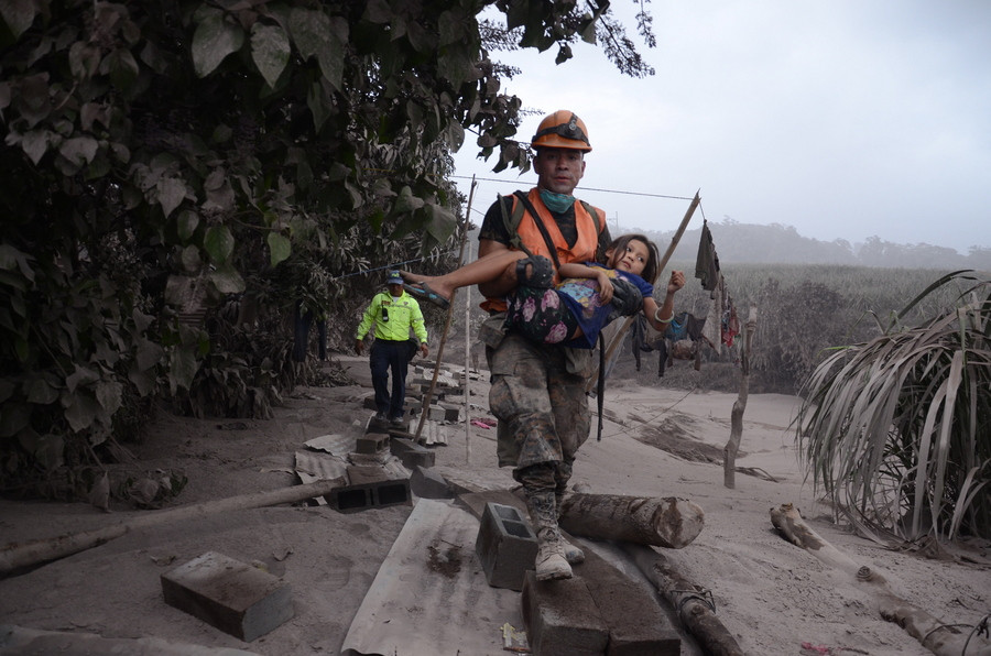 Γουατεμάλα: Τουλάχιστον 25 νεκροί από τα ποτάμια λάβας του ηφαιστείου Φουέγο [ΒΙΝΤΕΟ]