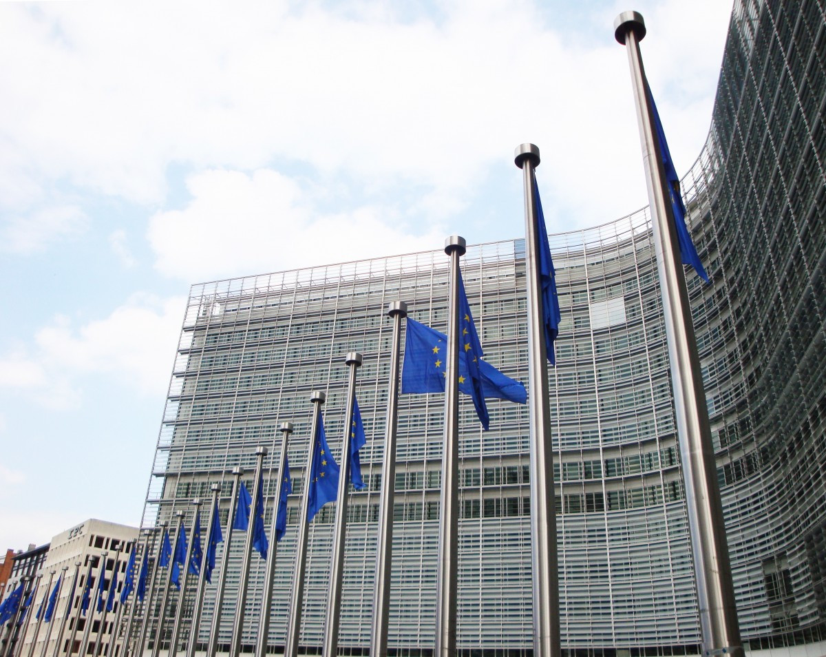 Οι Βρυξέλλες χαιρετίζουν με επιφυλάξεις τις προτάσεις της Μέρκελ για την Ευρωζώνη