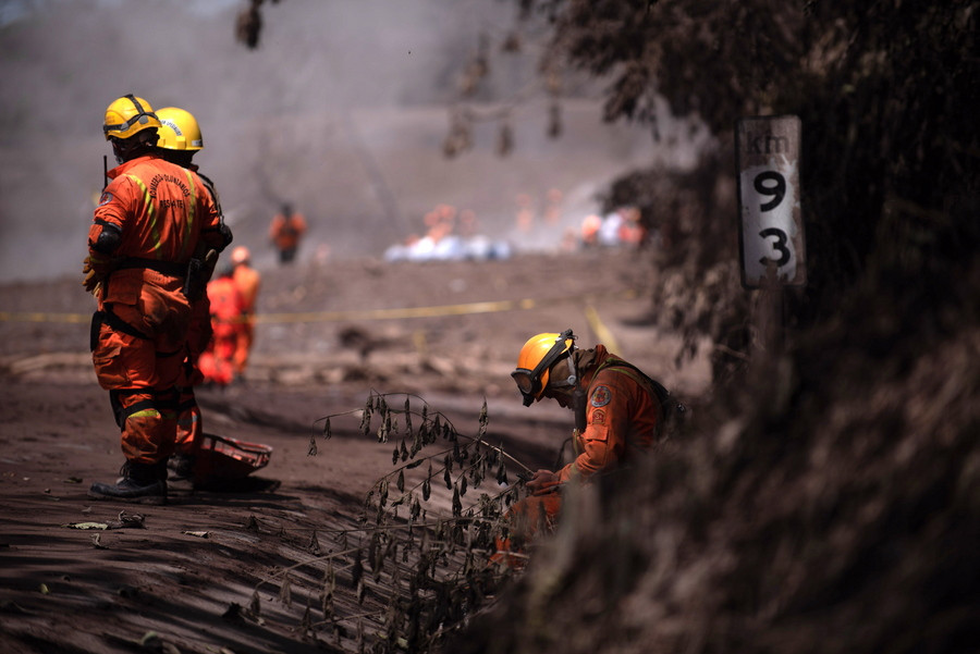 Γουατεμάλα: Αυξάνεται ο αριθμός των νεκρών – Συνεχίζονται οι εκρήξεις του ηφαιστείου [BINTEO]