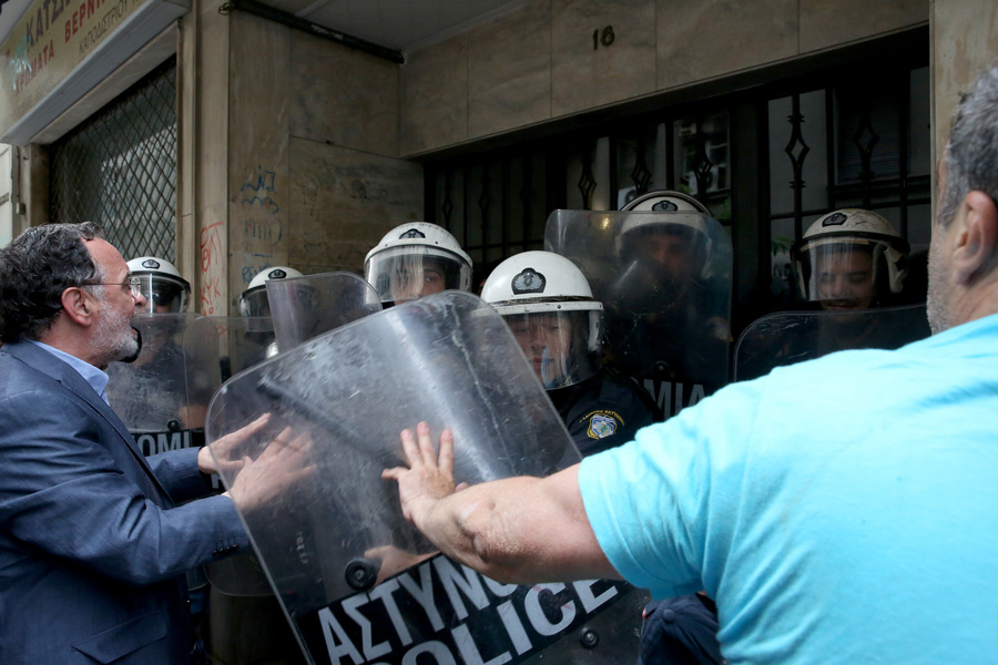 Συμβολαιογράφοι κατά ΛΑΕ για «πλειστηριασμό τυφλού οφειλέτη»: Έχει ανασταλεί, ας μάθουν επιτέλους να διαβάζουν