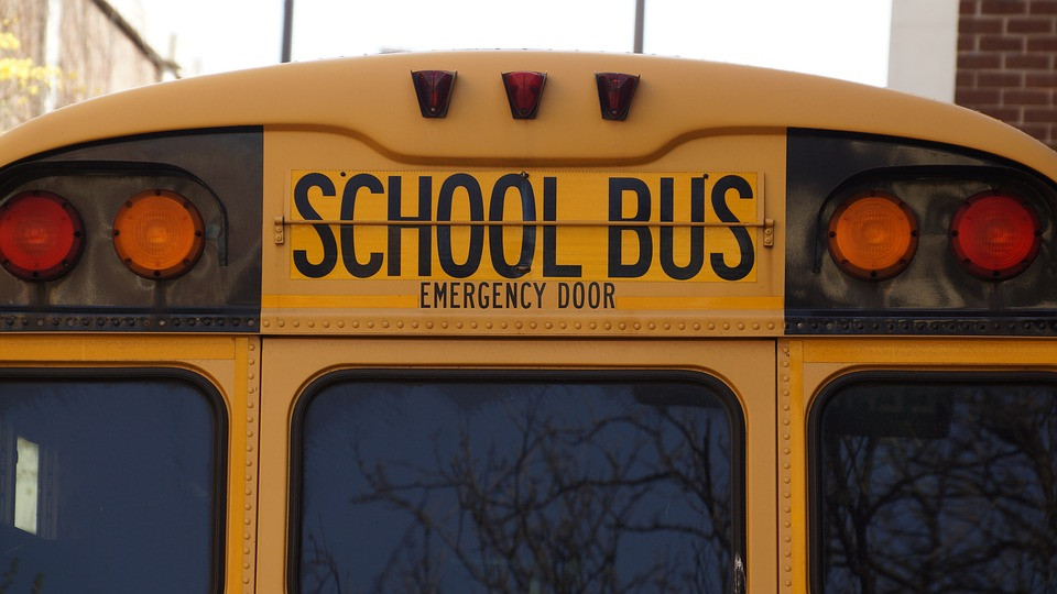Οδηγός σχολικού λεωφορείου οδηγούσε με πλαστά έγγραφα