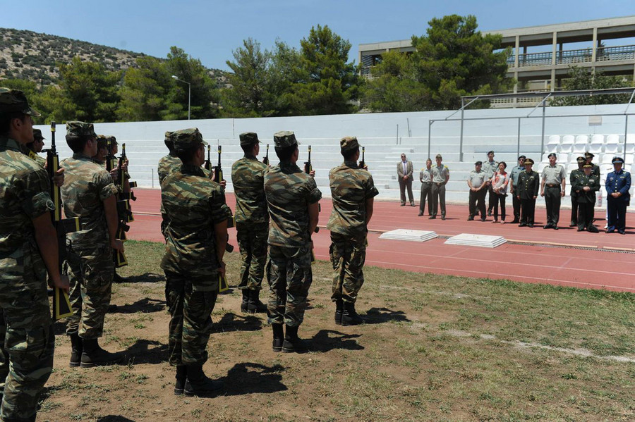Ερώτηση βουλευτών του ΣΥΡΙΖΑ για τον αποκλεισμό των τρανς από τις στρατιωτικές σχολές