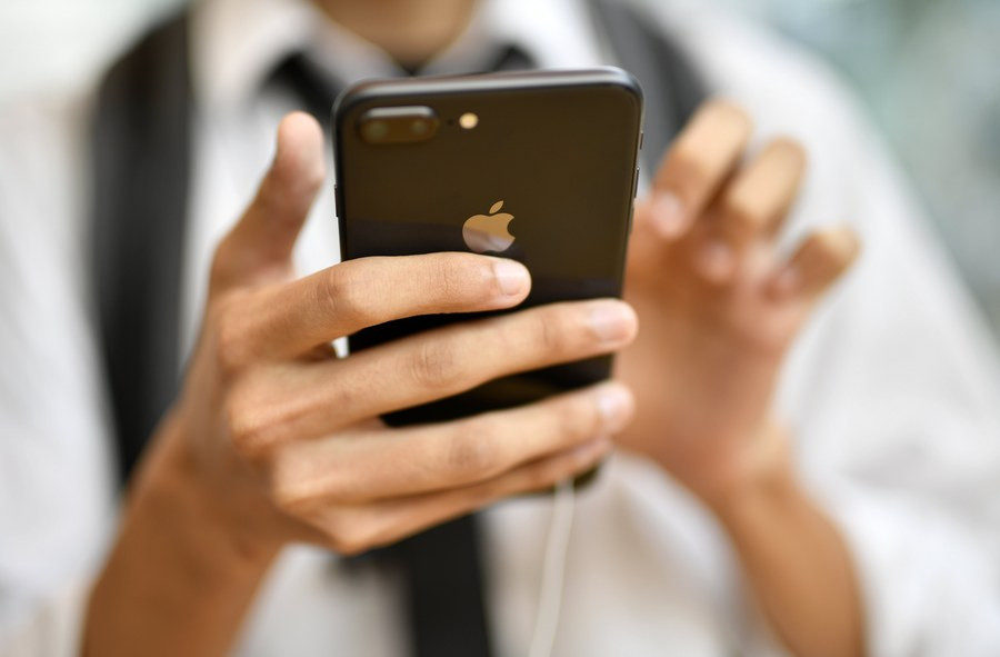 Γιατί η Apple θέλει να περιορίσει τη χρήση του iphone;