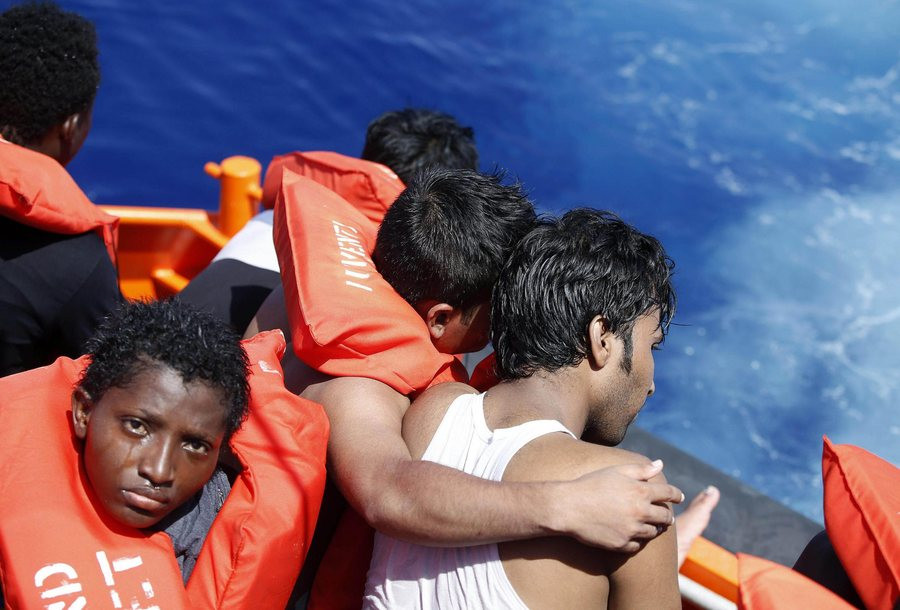 Ιταλική «πόρτα» σε πλοίο με δεκάδες ασυνόδευτα προσφυγόπουλα