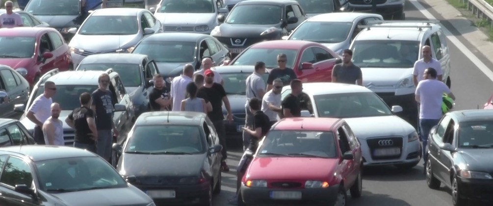 Οι Σέρβοι διαμαρτύρονται στην αύξηση της βενζίνης μποτιλιάροντας τους δρόμους