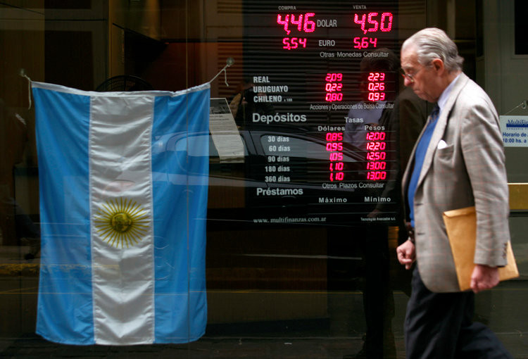 Σε ελεύθερη πτώση το Αργεντίνικο πέσο παρά τη συμφωνία με το ΔΝΤ