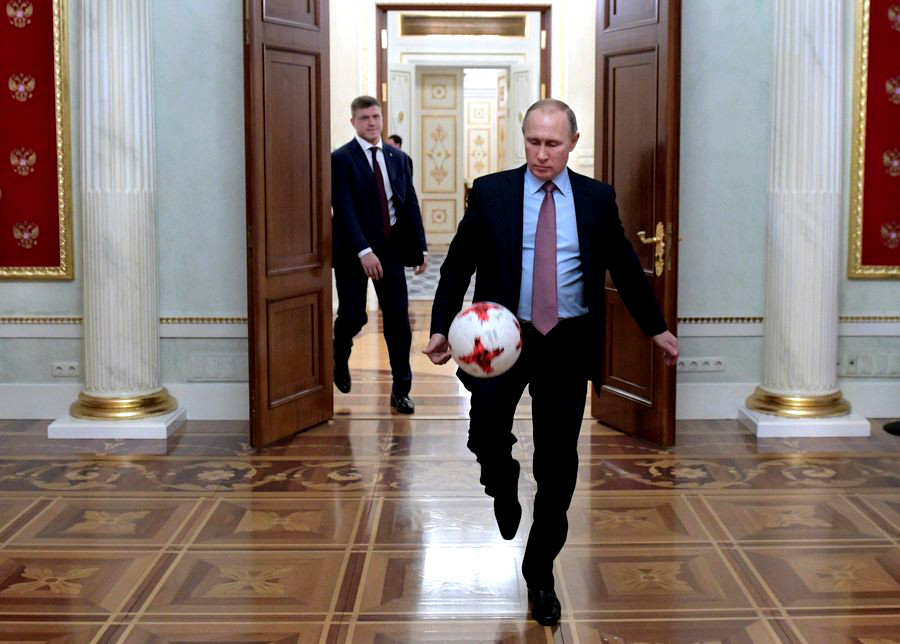 Ο Πούτιν παίζει μπάλα για να αλλάξει την εικόνα της Ρωσίας