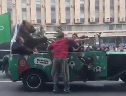 Στη Ρωσία πανηγυρίζουν τη νίκη με… αρκούδες στους δρόμους [ΒΙΝΤΕΟ]
