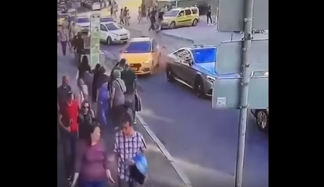 Βίντεο: Η στιγμή που ταξί πέφτει πάνω στους πεζούς στη Μόσχα