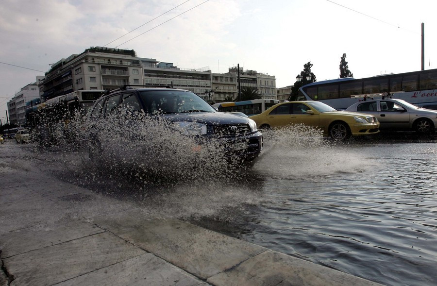 Προβλήματα στην Αττική από την ισχυρή βροχή – Γυναίκα εγκλωβίστηκε στο αυτοκίνητό της