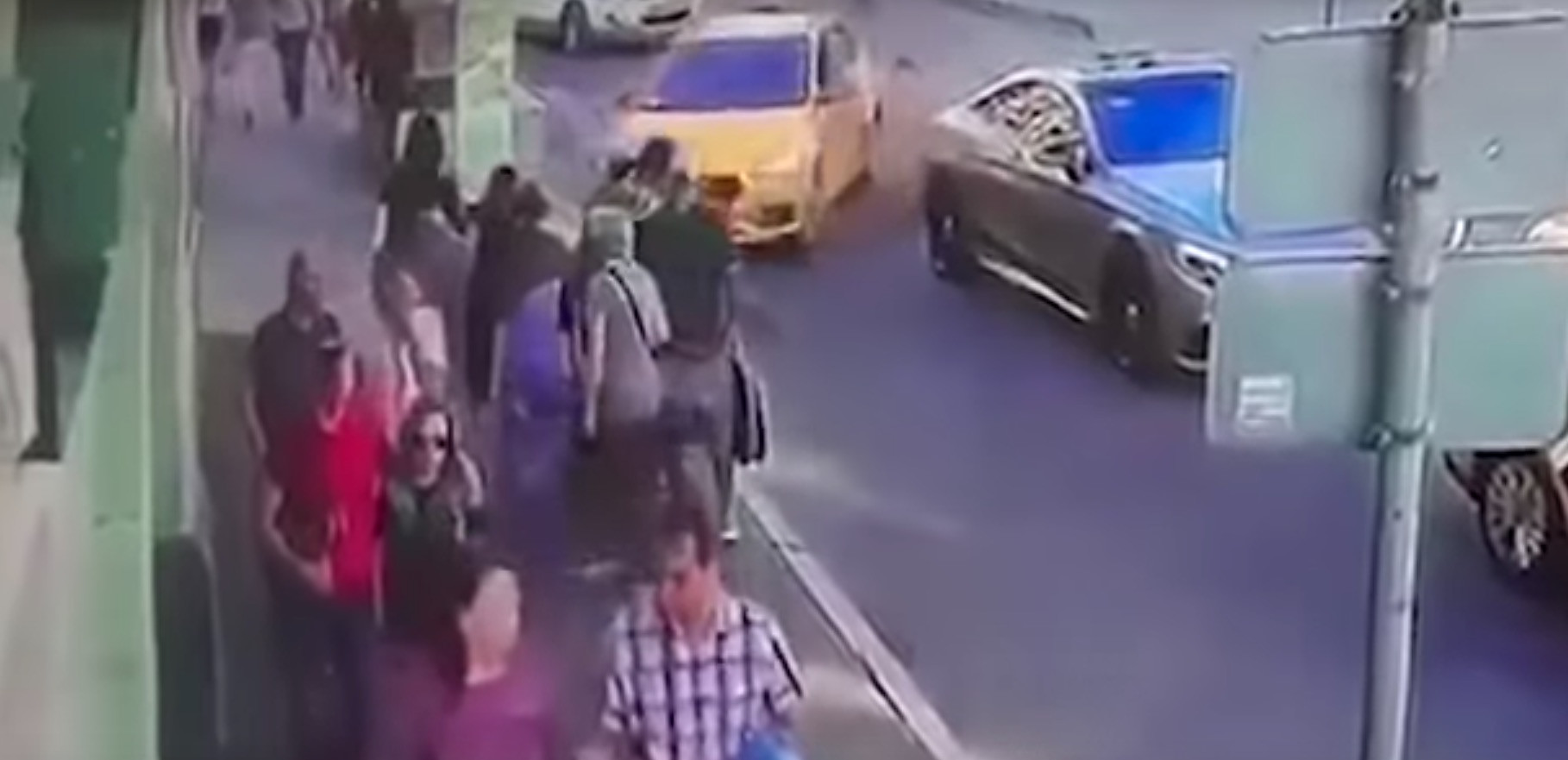 ‘Αϋπνος και φοβισμένος δηλώνει ο ταξιτζής που έπεσε σε πεζούς στην Μόσχα [Βίντεο]