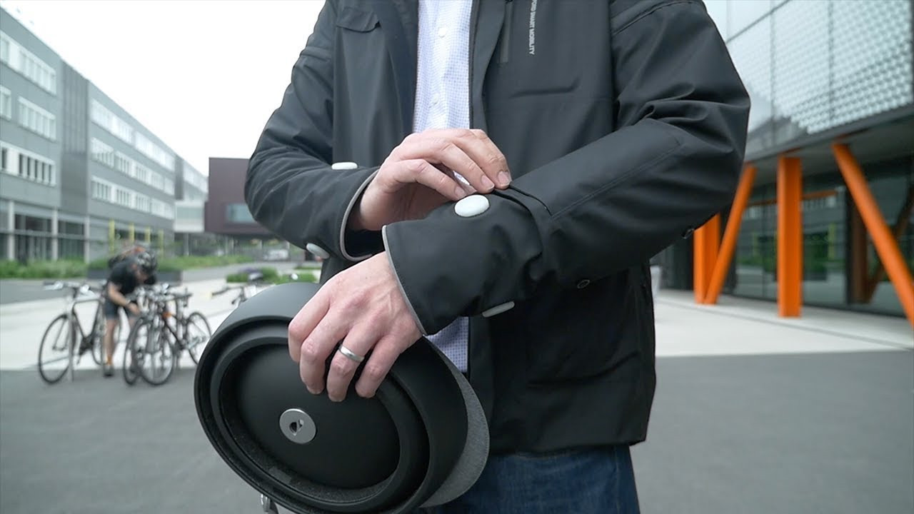 Το «έξυπνο» ποδηλατικό μπουφάν έχει φλας στα μανίκια και ενσωματωμένο GPS [ΒΙΝΤΕΟ]