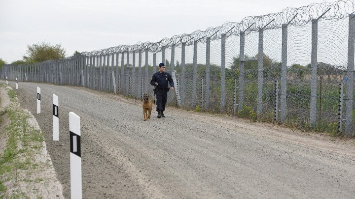 Ουγγαρία: Εγκρίθηκε το νομοσχέδιο που ποινικοποιεί την παροχή βοήθειας σε μετανάστες