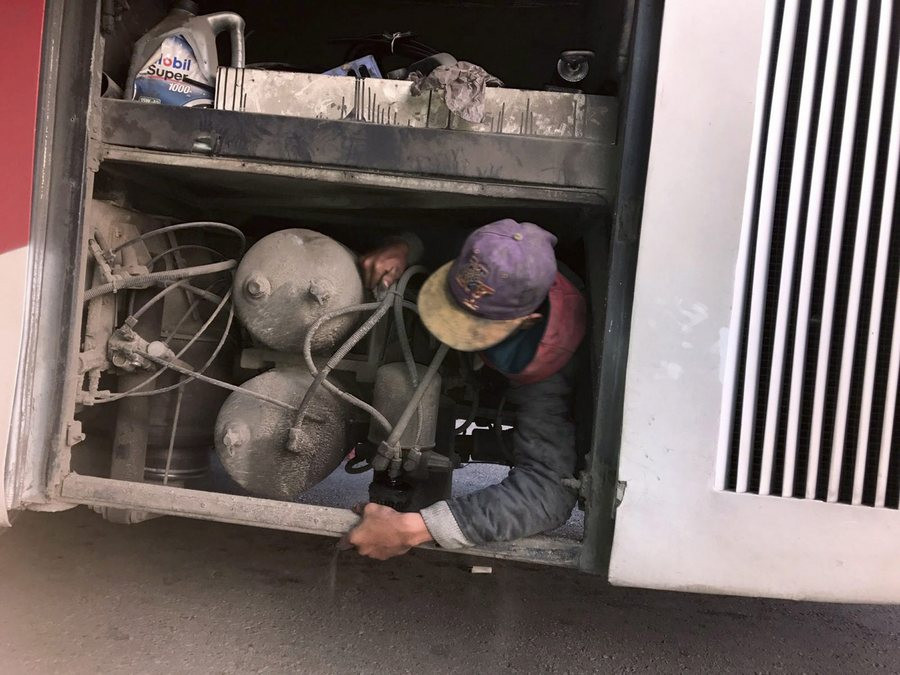 ‘Εφηβος πρόσφυγας ταξίδευε δυο μέρες στον κινητήρα λεωφορείου