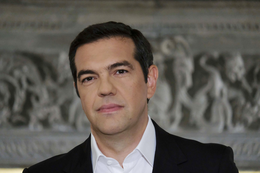 Le Monde: «Χάρη στο κουράγιο των Ελλήνων και του Τσίπρα, η Ελλάδα επέζησε»