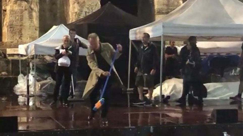 Ο Στινγκ στη σκηνή του Ηρωδείου με τη σκούπα… για να διώξει τα νερά της βροχής [ΒΙΝΤΕΟ]