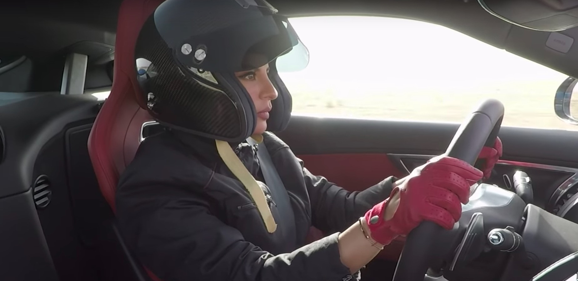Πολιτισμικό άλμα: Γυναίκα οδηγεί μονοθέσιο στην Σαουδική Αραβία [Βίντεο]