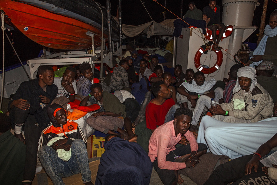 Οδύσσεια για 300 πρόσφυγες: Εν πλω για πέμπτη ημέρα στη Μεσόγειο