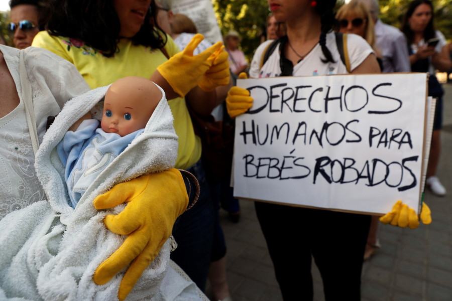 Ισπανία: Άρχισε η πρώτη δίκη για τα «κλεμμένα μωρά» της δικτατορίας του Φράνκο [ΒΙΝΤΕΟ]