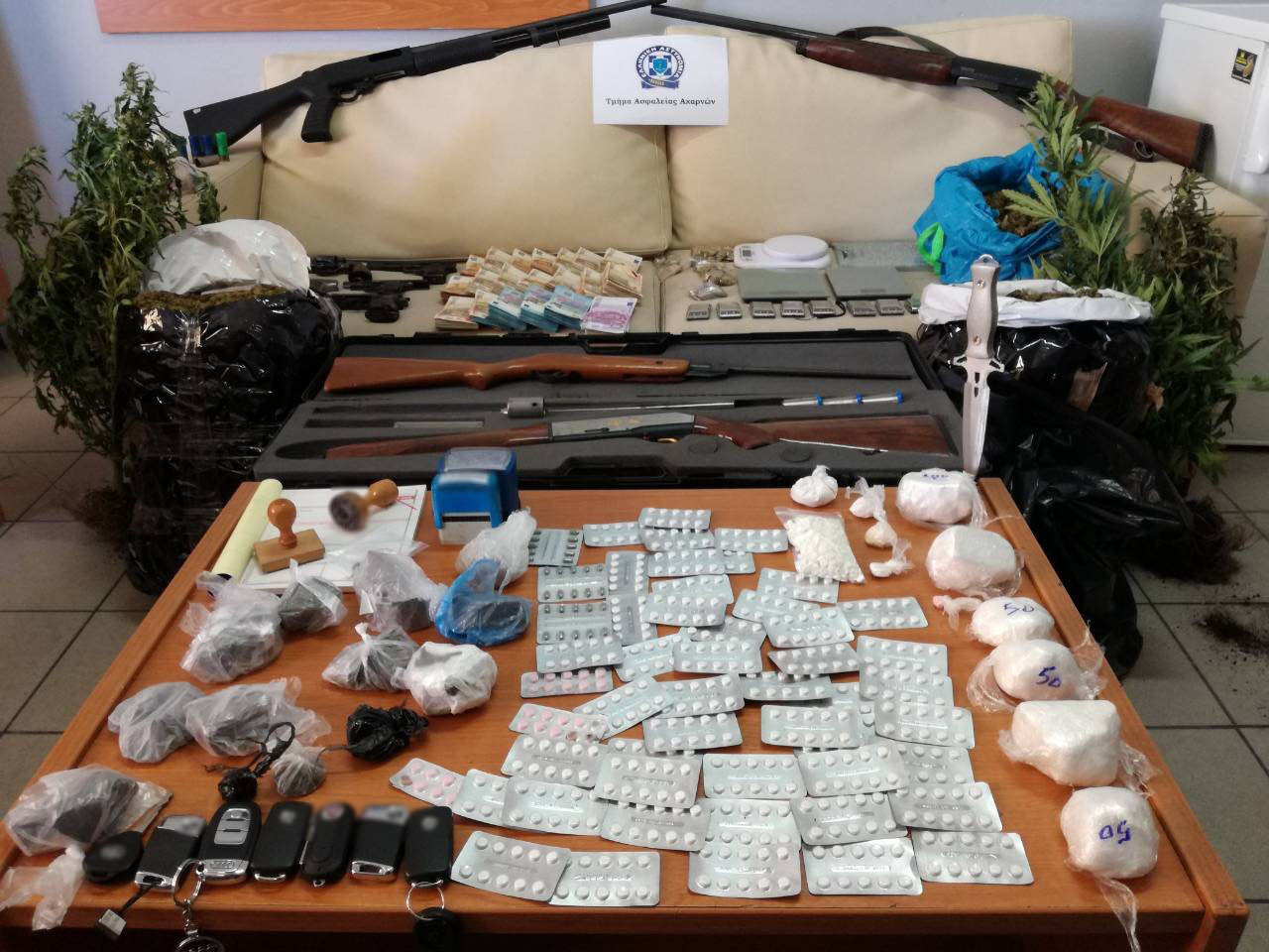 Όπλα, ναρκωτικά και χρήμα: Μαζικές συλλήψεις σε εξάρθρωση σπείρας στην Δυτική Αττική