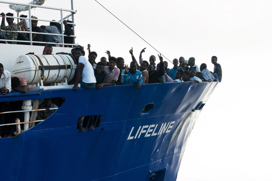 «Ξεσάλωσε» ο Σαλβίνι: «Ούτε για καύσιμα» στην Ιταλία τα πλοία των ΜΚΟ