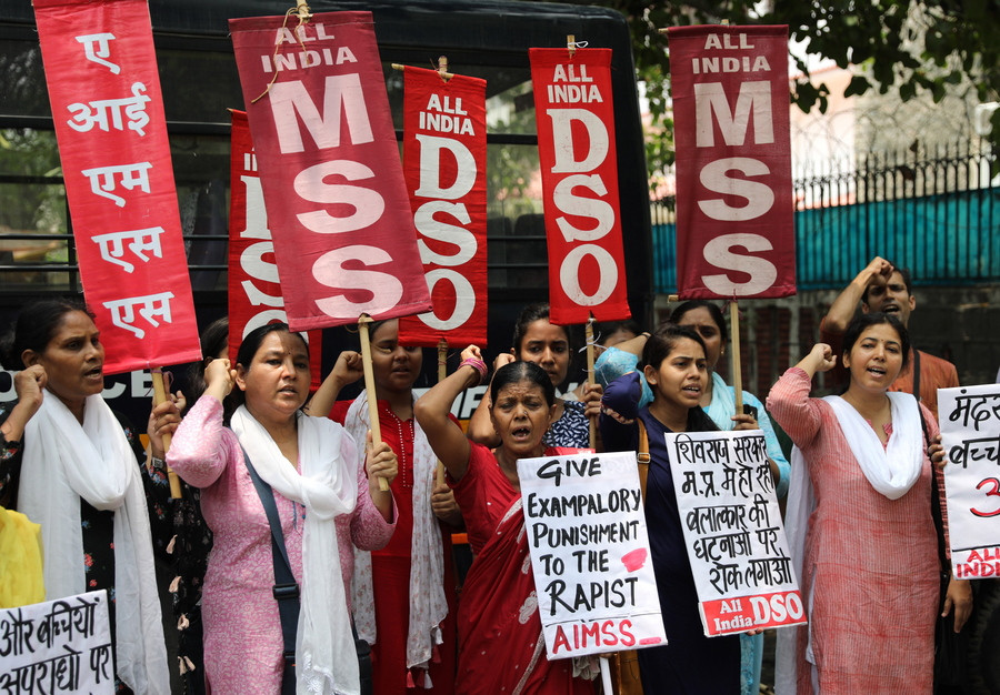 Ξεχείλισε η οργή στην Ινδία για τον βιασμό επτάχρονου κοριτσιού