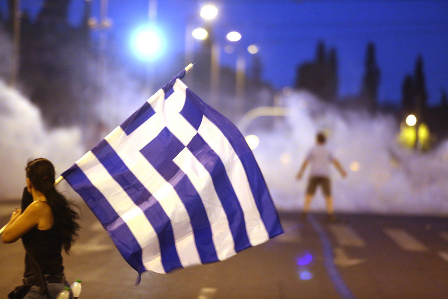 Επεισόδια και στο συλλαλητήριο για το Μακεδονικό στο Σύνταγμα [Βίντεο]