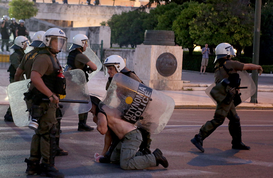 Στον εισαγγελέα οι συλληφθέντες στα επεισόδια στο Σύνταγμα