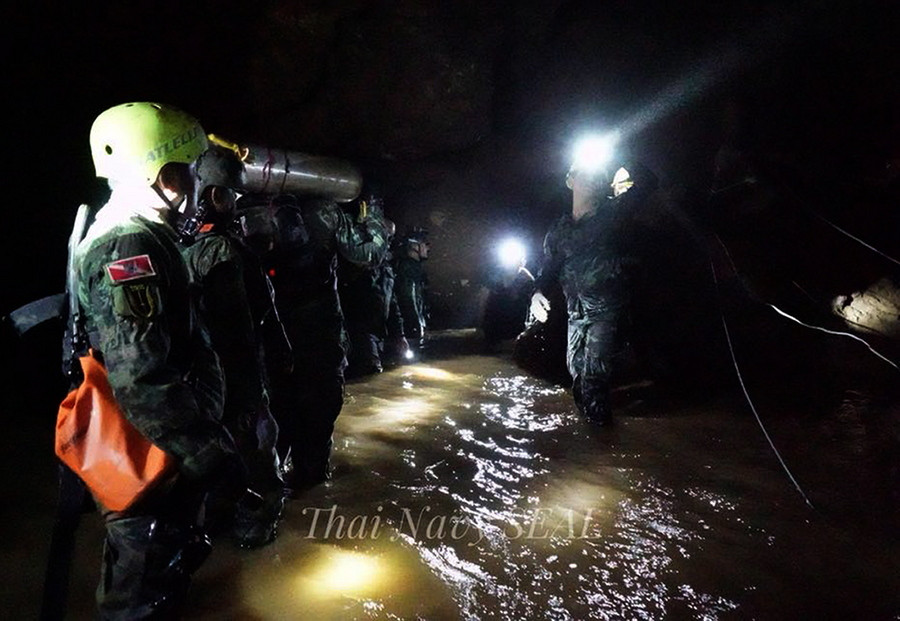 Μάχη με τον χρόνο δίνουν οι διασώστες στο σπήλαιο της Ταϋλάνδης
