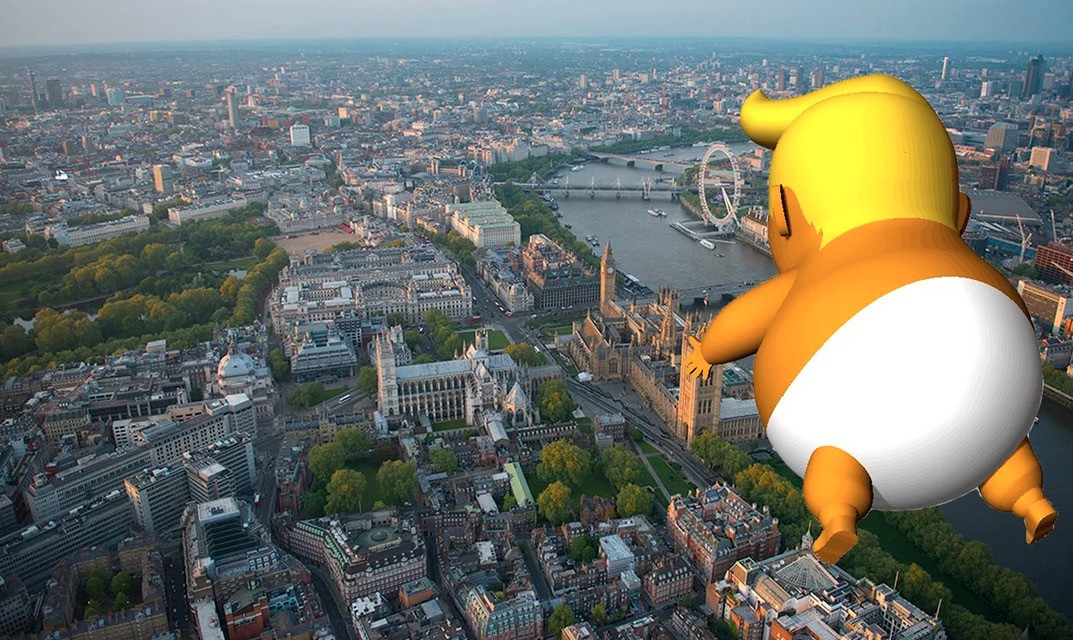 ‘Ενα… φουσκωτό «μωρό Τραμπ» πάνω από το Λονδίνο [Βίντεο]
