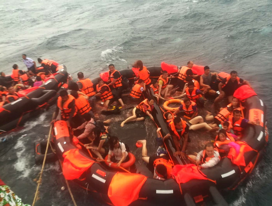 Αυξάνονται δραματικά οι νεκροί από το ναυάγιο στην Ταϋλάνδη