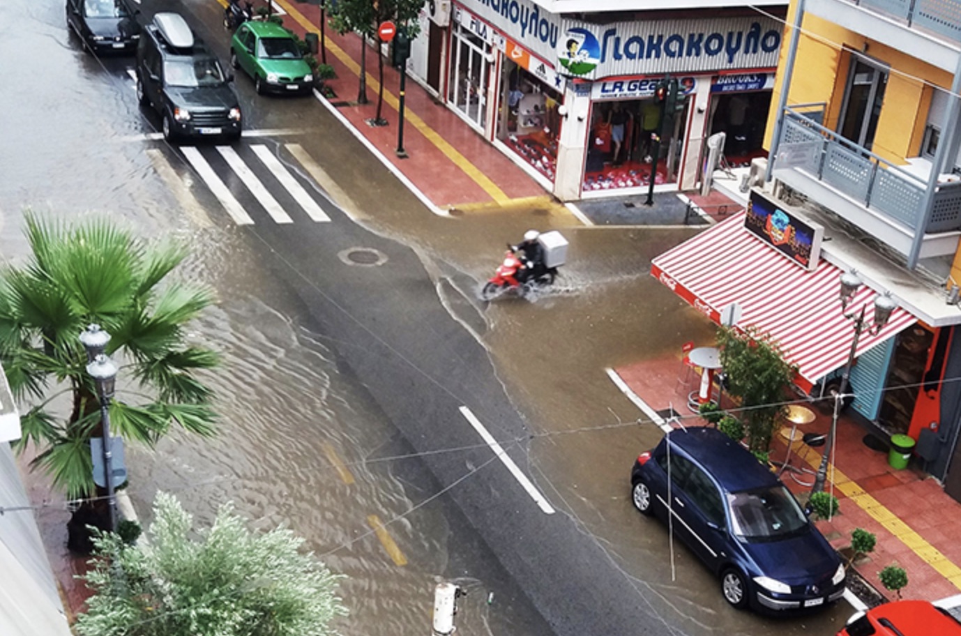 Μπουρίνι έπληξε το Βόλο: Ζημιές, πτώσεις δέντρων και πλημμύρες