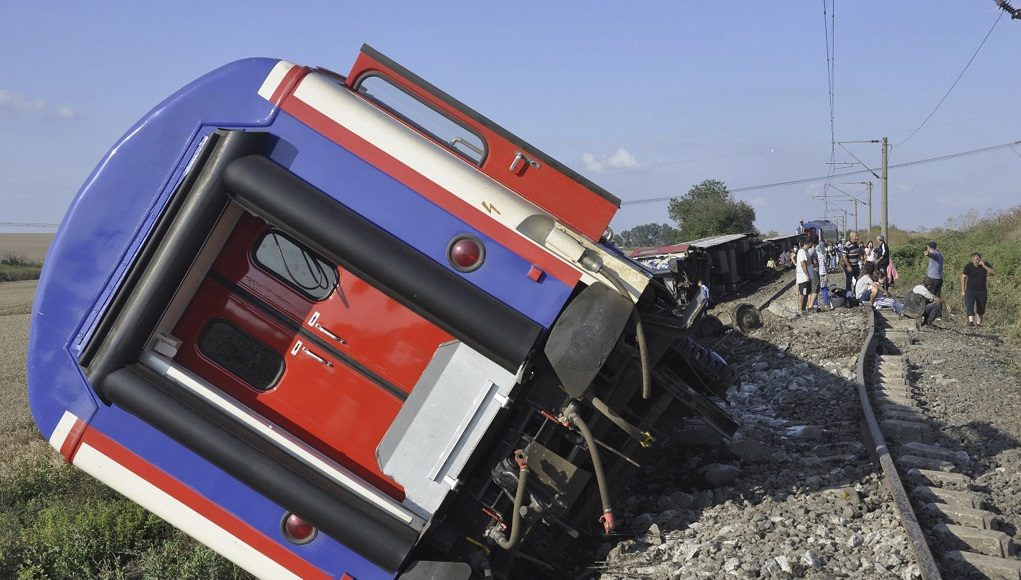 Αυξάνονται οι νεκροί στο σιδηροδρομικό δυστύχημα στην Τουρκία
