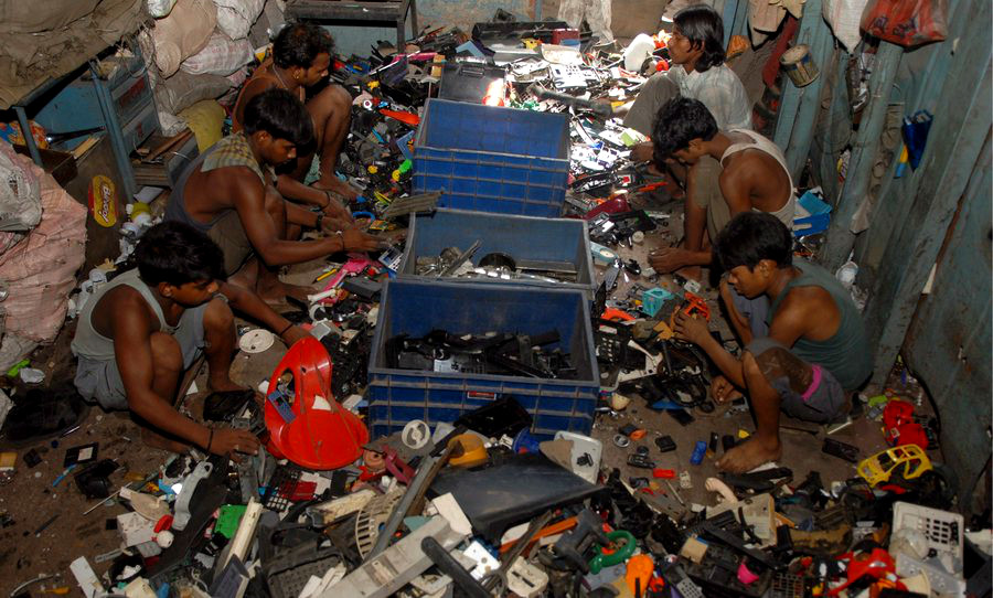 Η βιομηχανία ηλεκτρονικών αποβλήτων και ο «καπιταλισμός διάσωσης»
